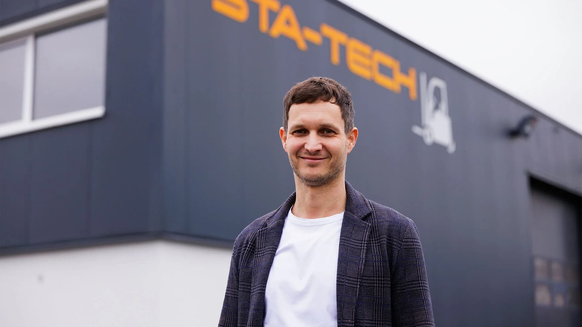Mitarbeiter von STA-TECH vor dem Unternehmensstandort