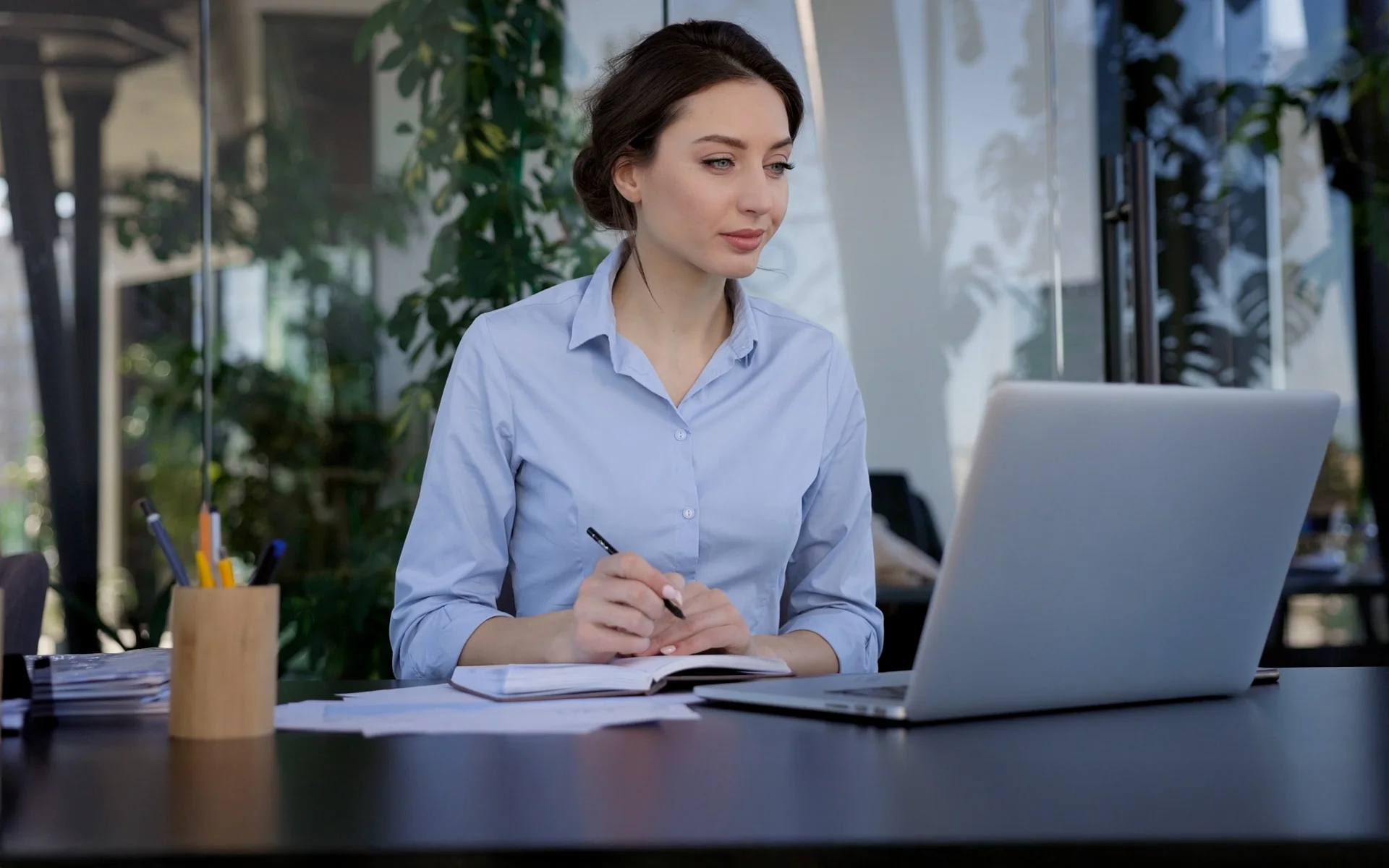 Kauffrau für Büromanagement bei der Arbeit am Laptop