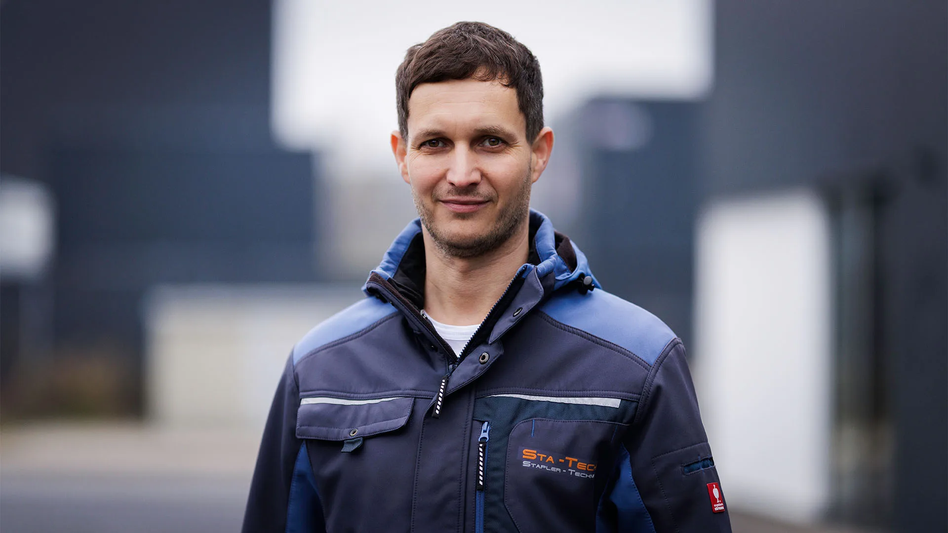 Servicetechniker von STA-TECH in Arbeitskleidung