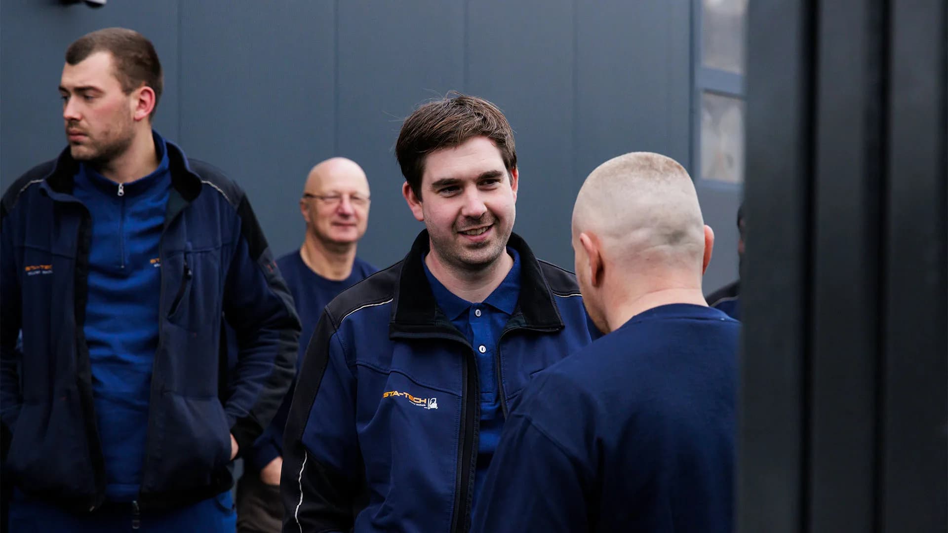 Mitarbeiter des STA-TECH-Teams im Gespräch